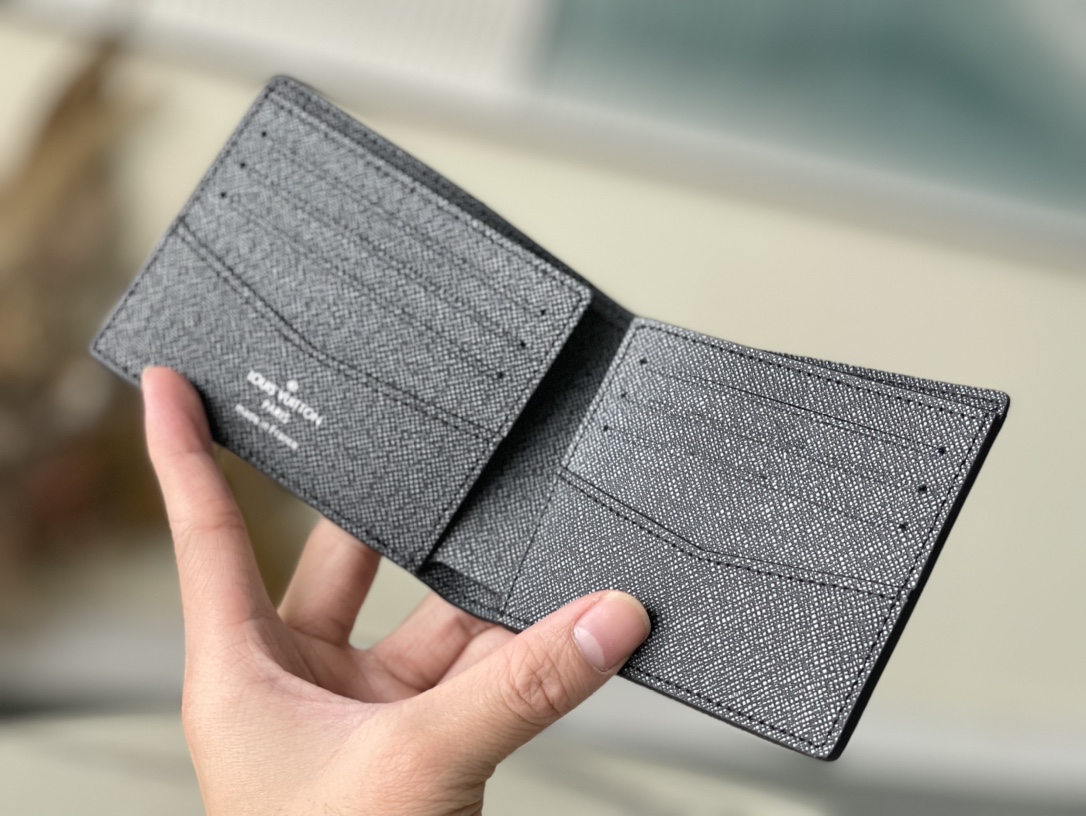 𝐋𝐎𝐔𝐈𝐒 𝐕𝐔𝐈𝐓𝐓𝐎𝐍     M81821