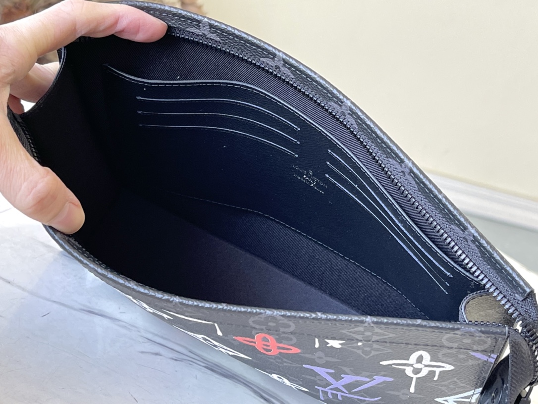 𝐋𝐎𝐔𝐈𝐒 𝐕𝐔𝐈𝐓𝐓𝐎𝐍  M81803