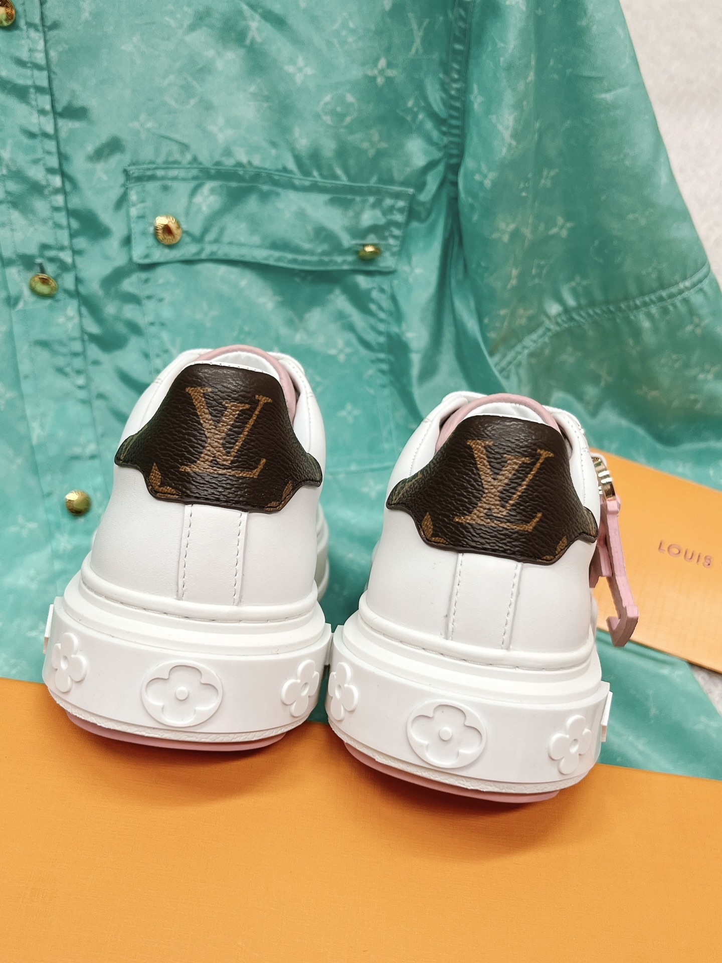 Louis Vuitton x Yayoi Kusama cooperation model classic white shoes 𝐓𝐢𝐦𝐞 𝐨𝐮𝐭 wave point sneakers