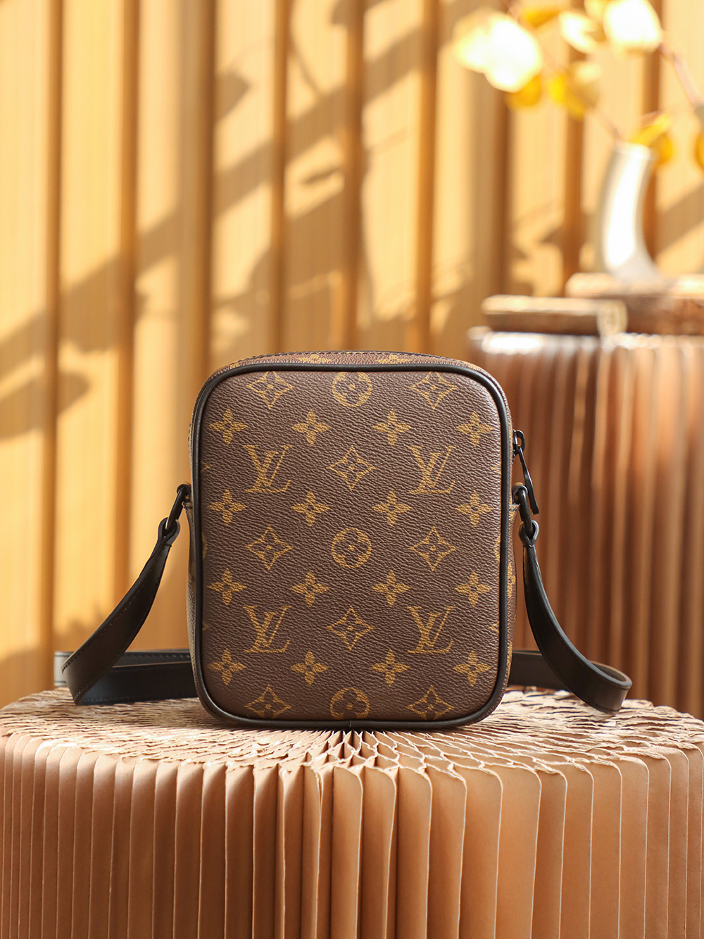 Louis Vuitton 𝐂𝐇𝐑𝐈𝐒𝐓𝐎𝐏𝐇𝐄𝐑 camera bag M69404