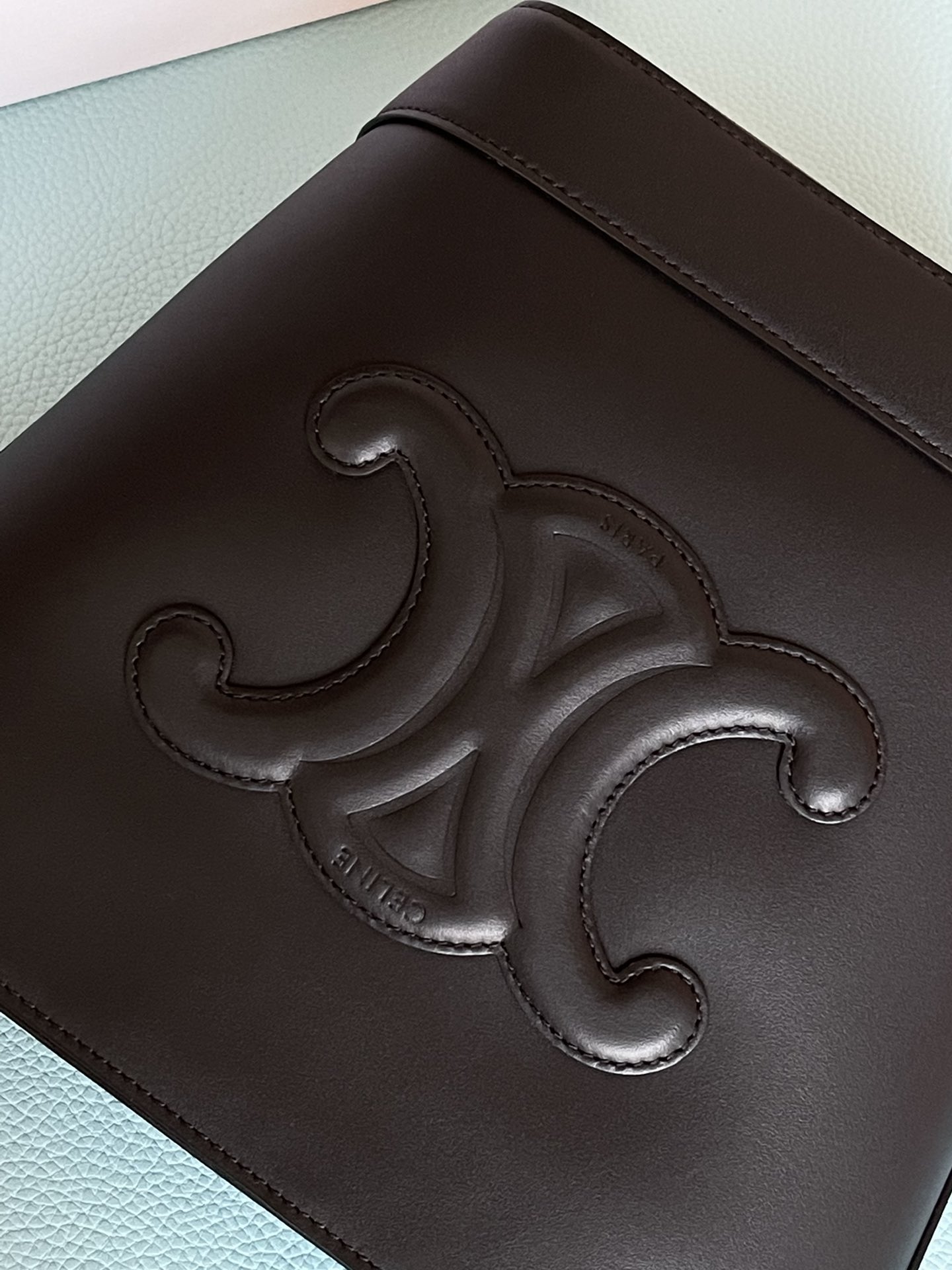 𝐂𝐞𝐥𝐢𝐧𝐞 CUIR TRIOMPHE Small smooth calfskin bucket bag