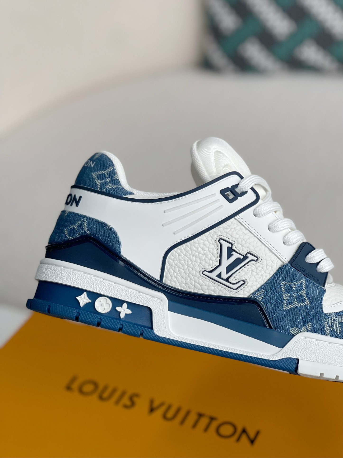 LOUIS VUITTON SNEAKERS