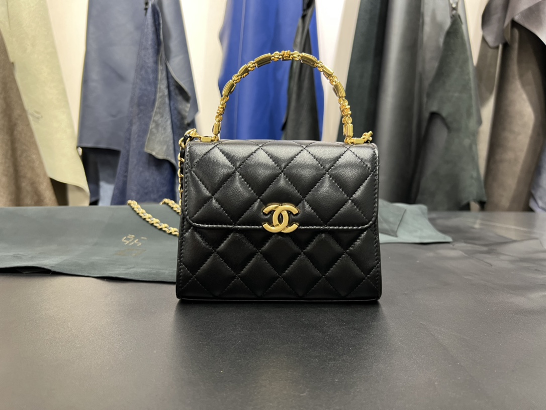 𝗖𝗛𝗔𝗘𝗡𝗟✦ 𝟮𝟮𝐒 Enamel Handle Chain Bag black