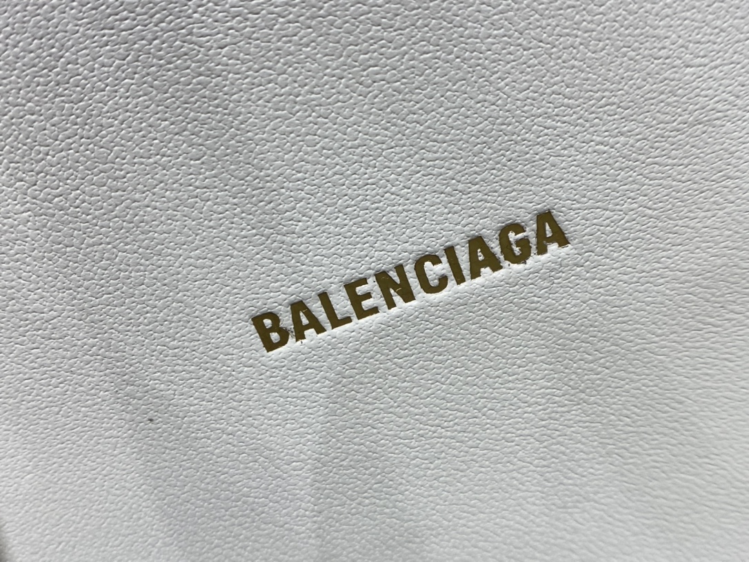 BALENCIAGA 𝐇𝐨𝐮𝐫𝐠𝐥𝐚𝐬𝐬 𝐗𝐒 crocodile-textured cowhide
