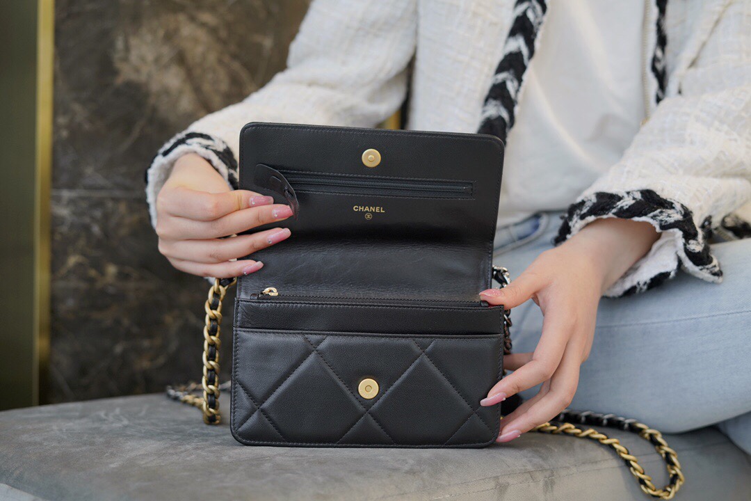 CHANEL 19Bag 𝑾𝒐𝒄 22C black gold buckle