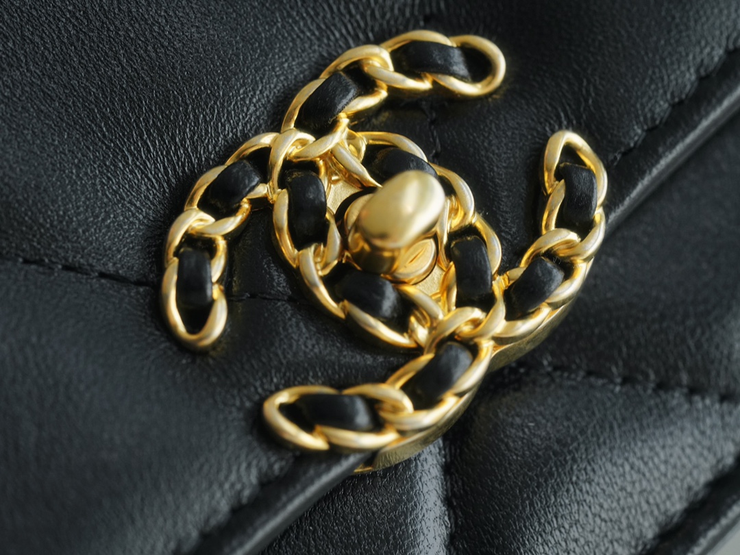 CHANEL 19Bag 𝑾𝒐𝒄 23p gold buckle black