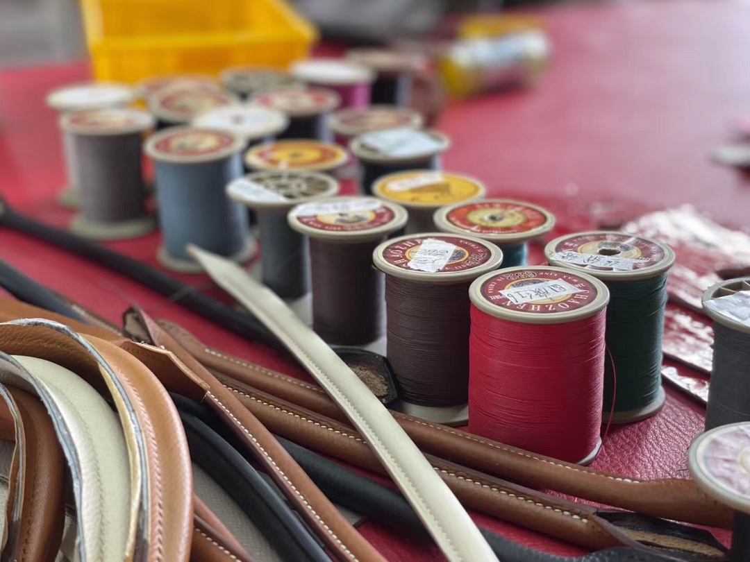 Hermes bag making process：Hand-rolled waxed threads that break on locomotives can only be used for hand stitching
