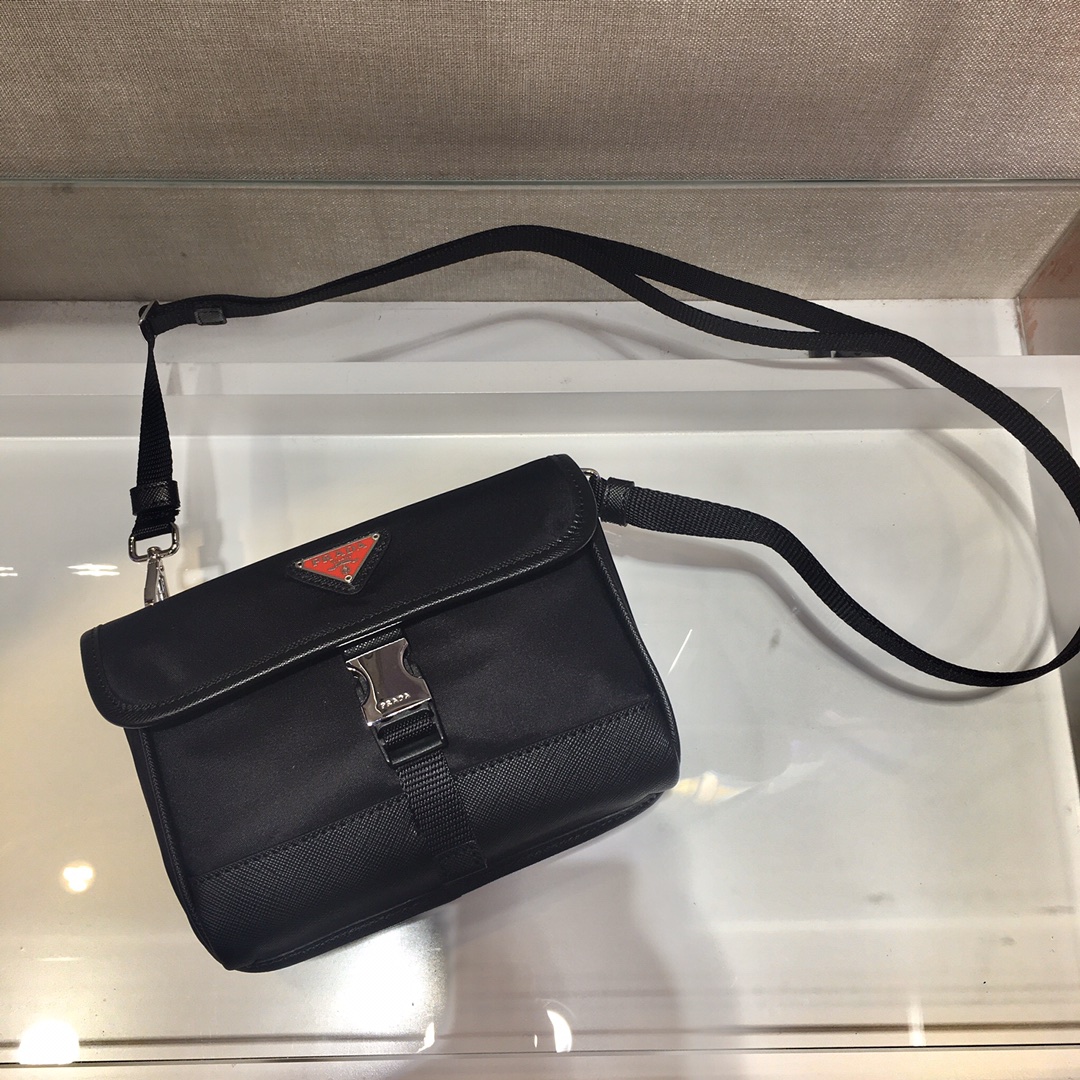 𝐏𝐑𝐀𝐃𝐀𝐀 Mini shape messenger bag