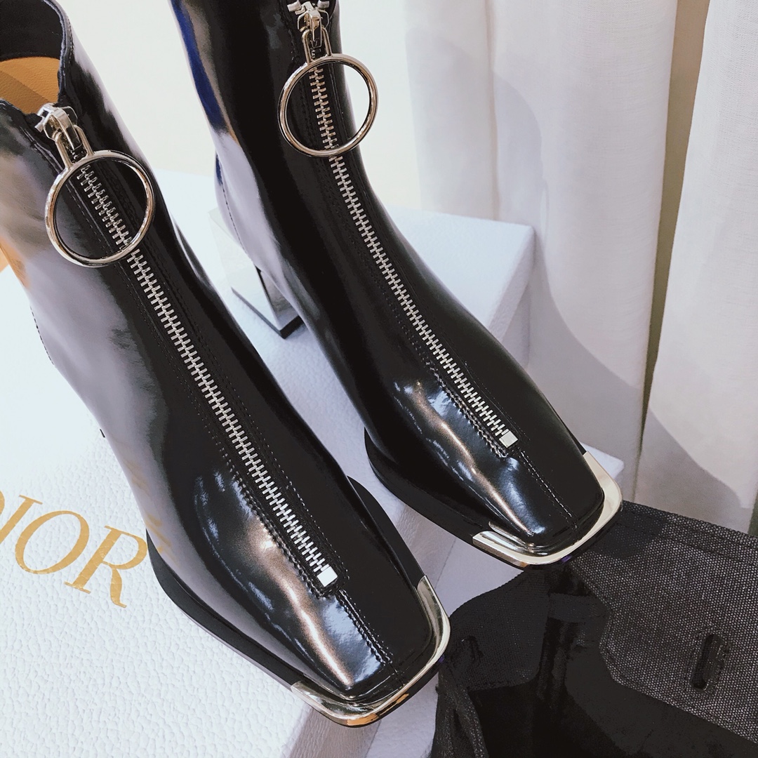 Lost in echo boots with large round buckle