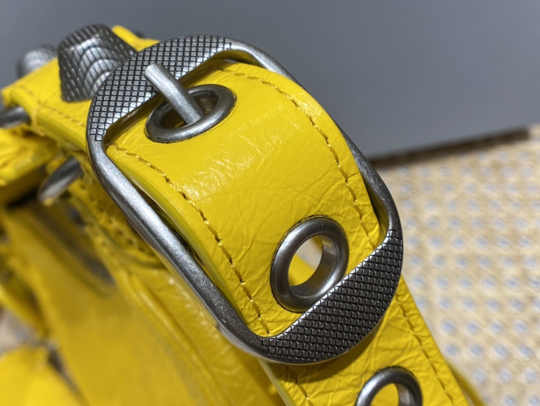 BALENCIAGA 𝐋𝐞 𝐂𝐚𝐠𝐨𝐥𝐞 Moon Bag