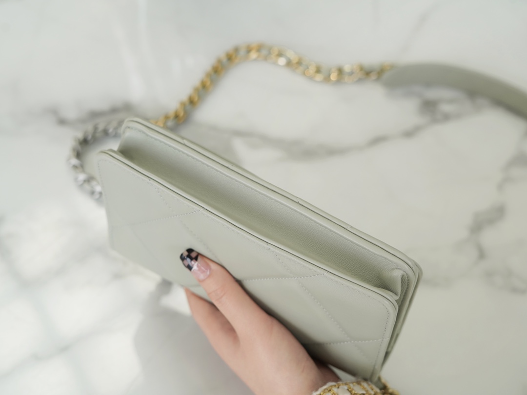 CHANEL 19Bag 𝑾𝒐𝒄 22C light grey silver buckle