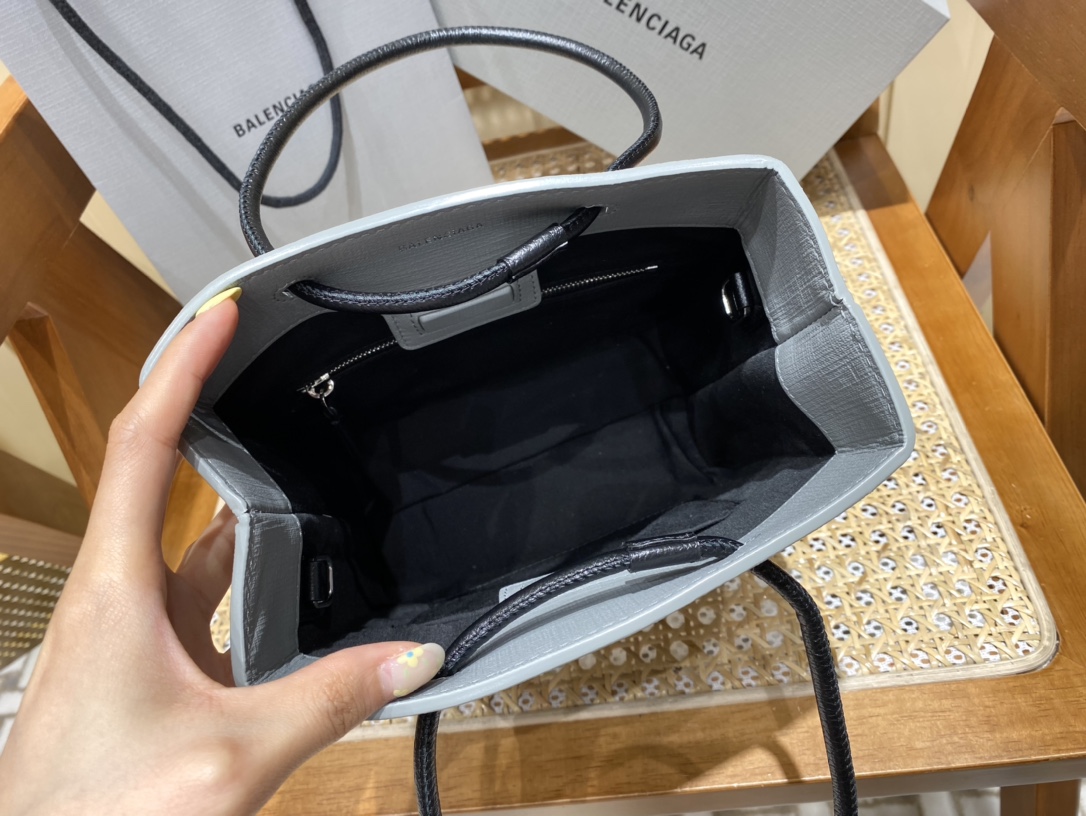 BALENCIAGA 𝗦𝗵𝗼𝗽𝗽𝗶𝗻𝗴 𝗯𝗮𝗴 Cowhide shopping paper bag