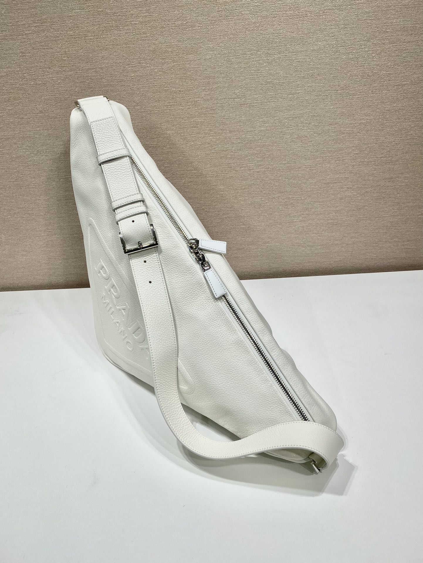 𝐏𝐑𝐀𝐃𝐀 Full leather large triangle bag 2VY007