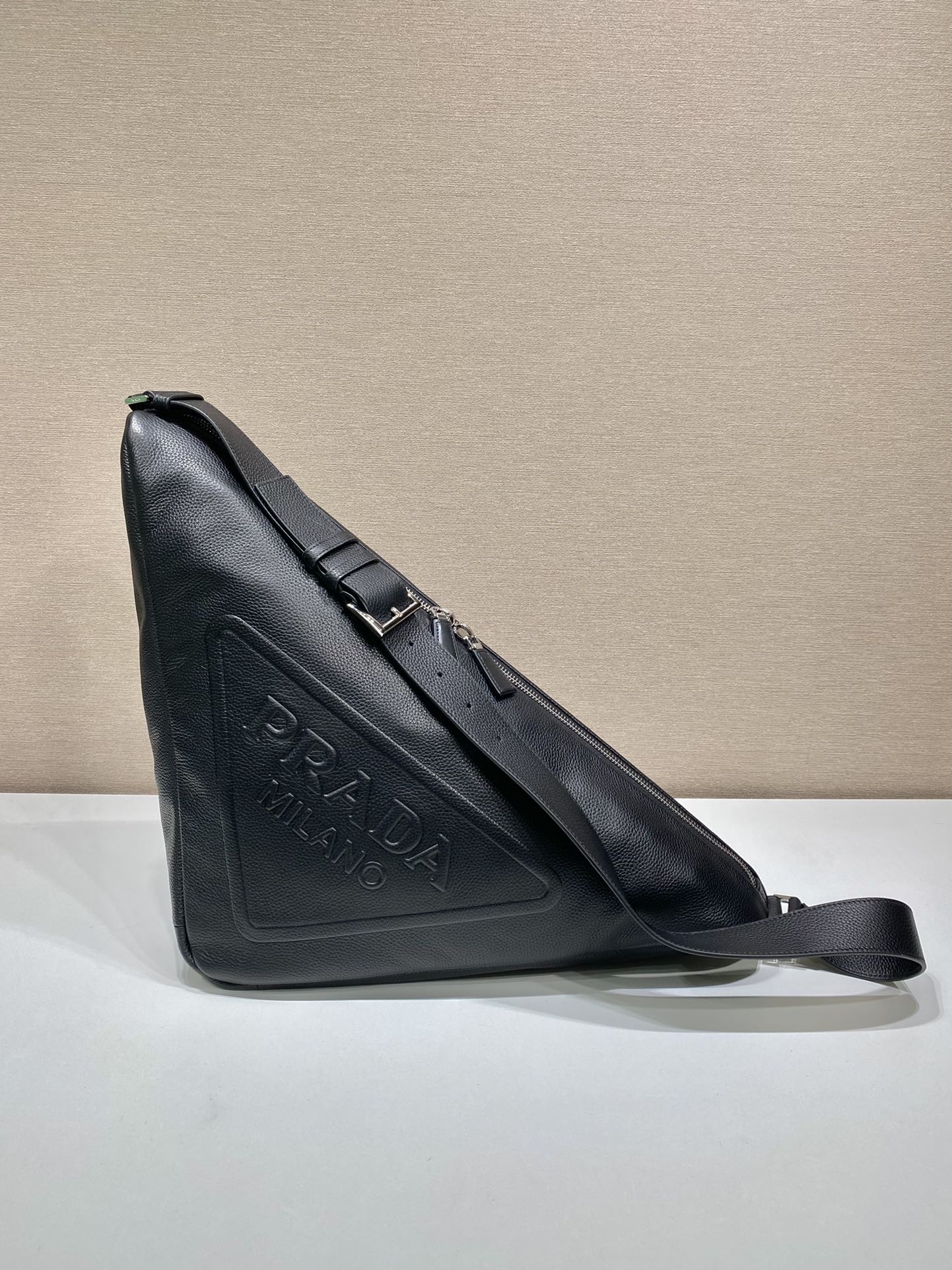 𝐏𝐑𝐀𝐃𝐀 Full leather large triangle bag 2VY007