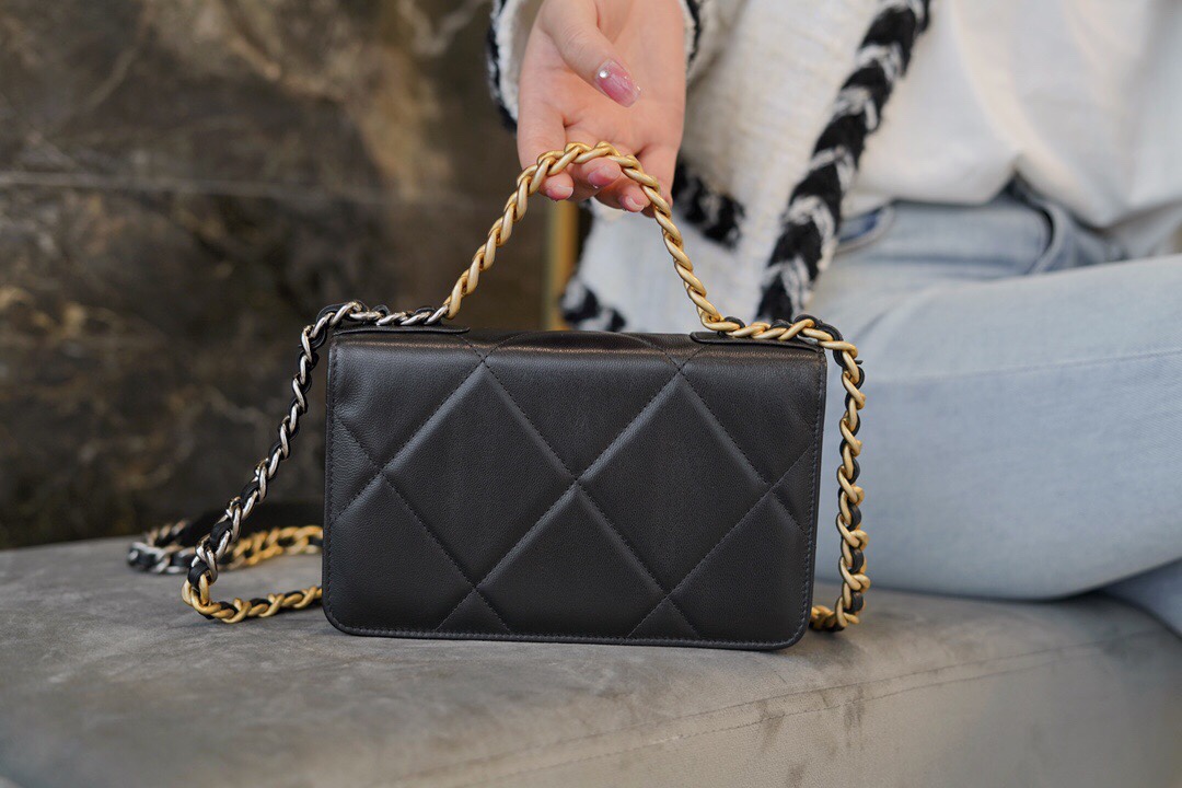 CHANEL 19Bag 𝑾𝒐𝒄 22C black gold buckle