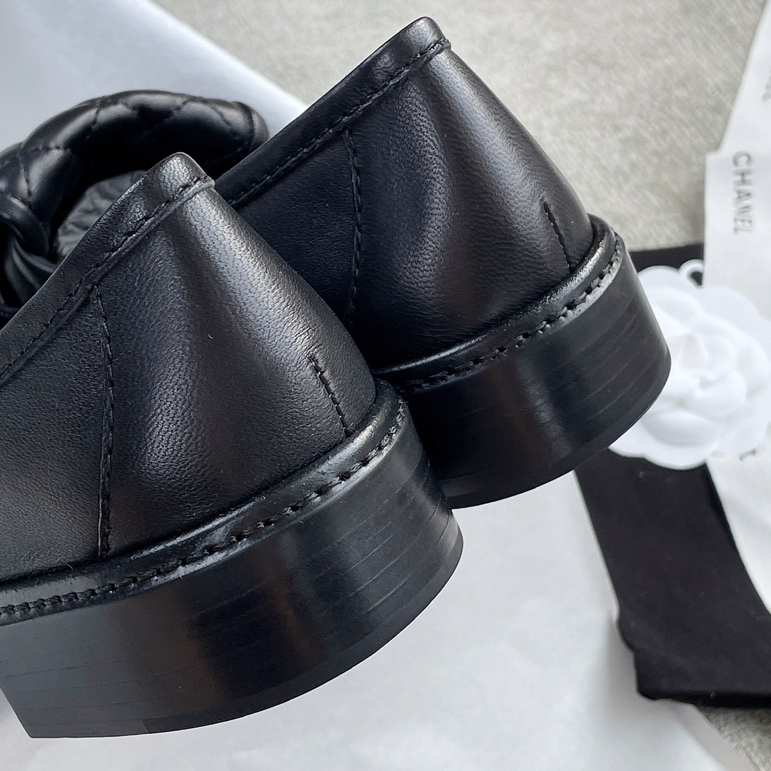 CHANEL a little retro with a flip-flop design through the dye leather sole