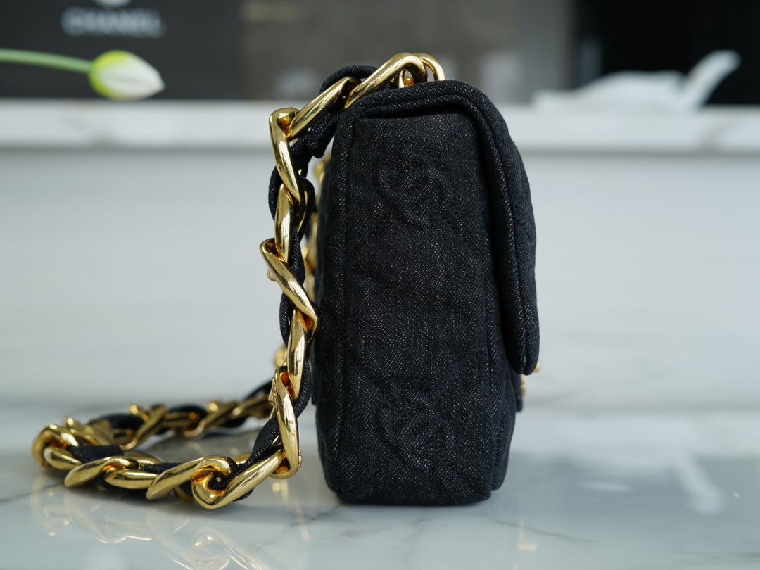 𝗖𝗛𝗔𝗘𝗡𝗟✦ 𝟮𝟮𝐒 Denim Underarm Bag