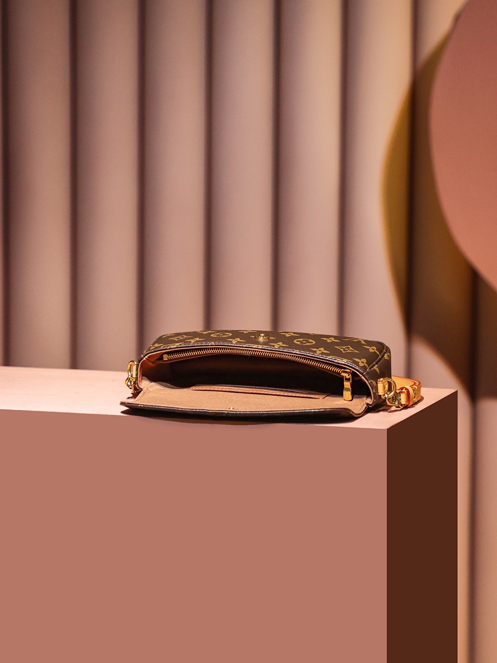 Louis Vuitton 𝐖𝐀𝐋𝐋𝐄𝐓 𝐎𝐍 𝐂𝐇𝐀𝐈𝐍 𝐈𝐕𝐘 Generation level - underarm bag #M81911#