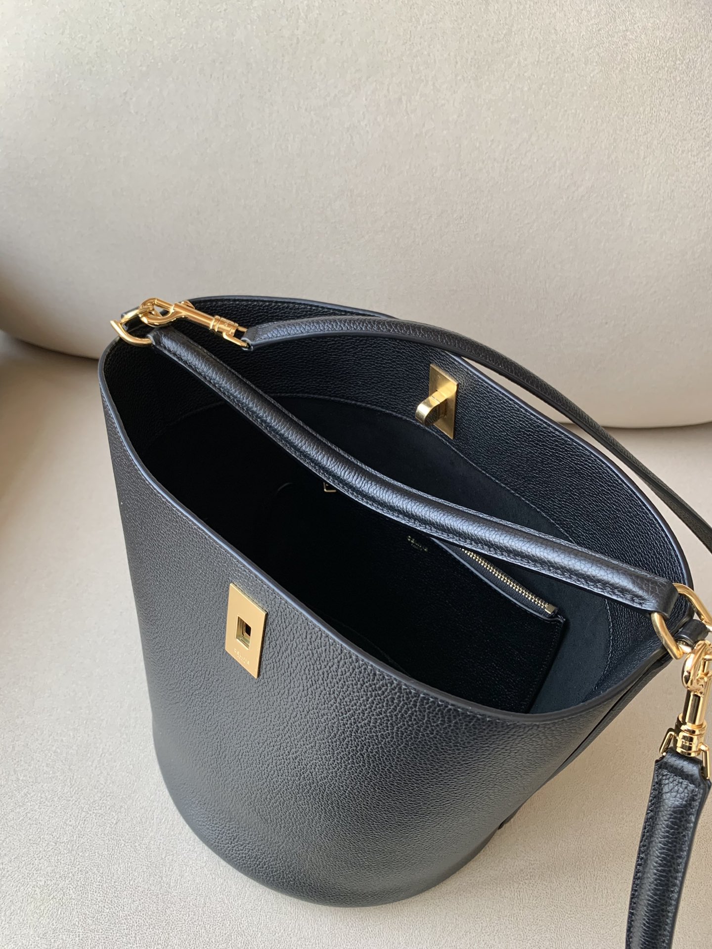𝐂𝐞𝐥𝐢𝐧𝐞 BUCKET 16 bucket bag in smooth calfskin