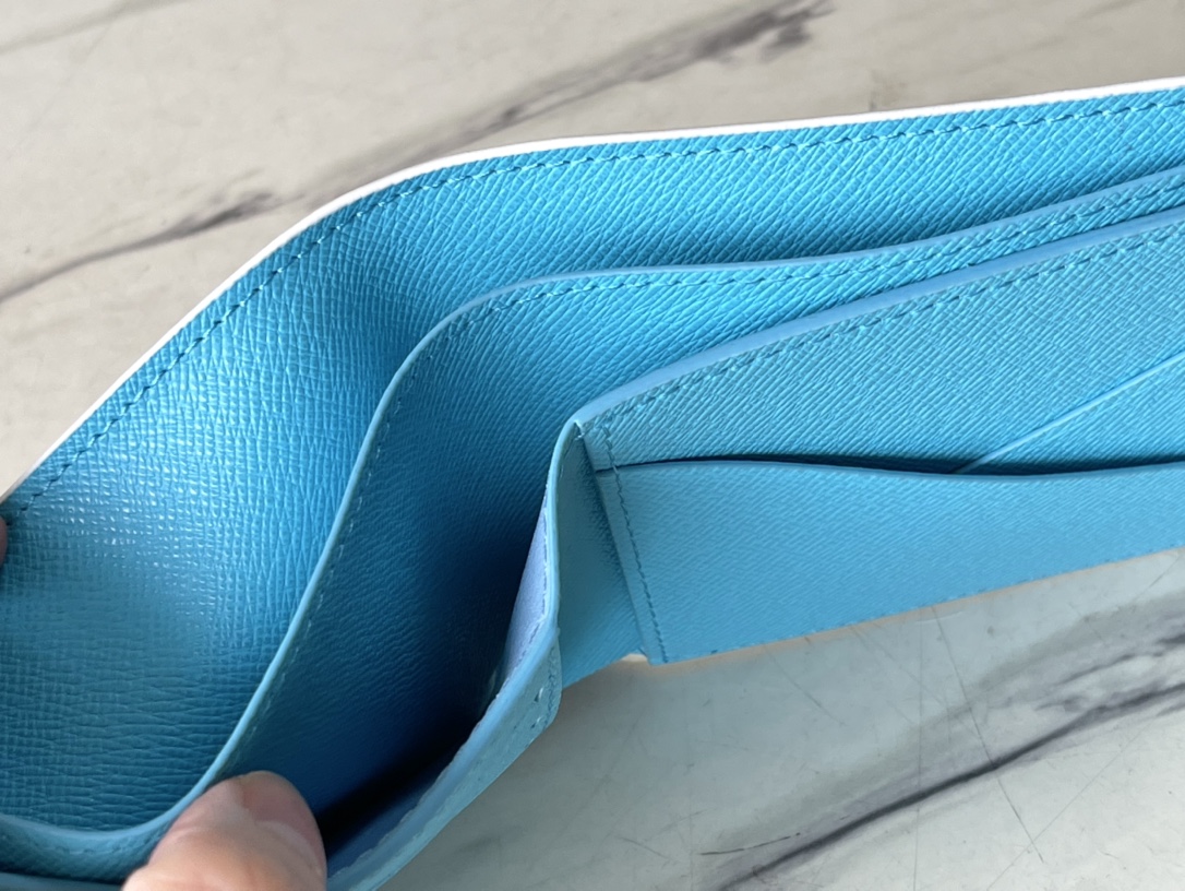 𝐋𝐎𝐔𝐈𝐒 𝐕𝐔𝐈𝐓𝐓𝐎𝐍   M82023