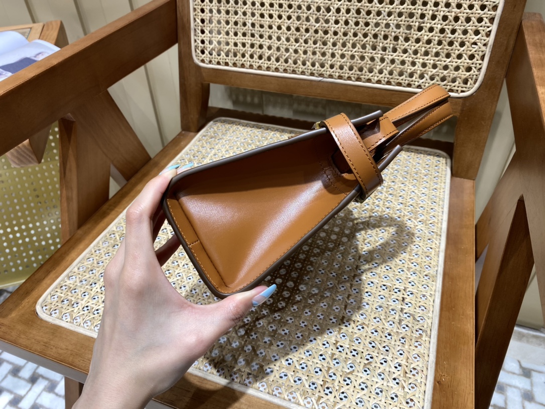 SAINT LAURENT 𝑴𝑨𝑵𝑯𝑨𝑻𝑻𝑨𝑵 𝑵𝑨𝑵𝑶#593741