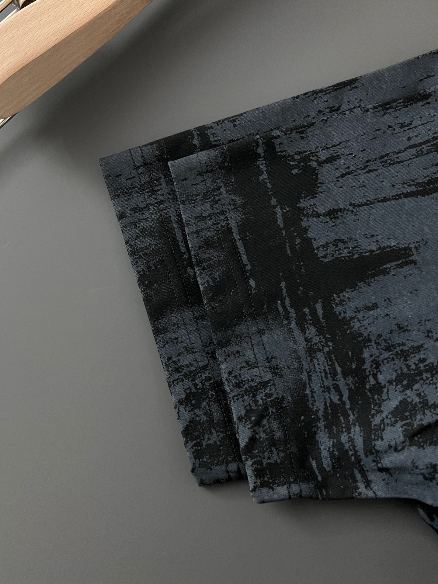 Louis Vuitton 24 classic embroidered pockets with trendy t-shirts