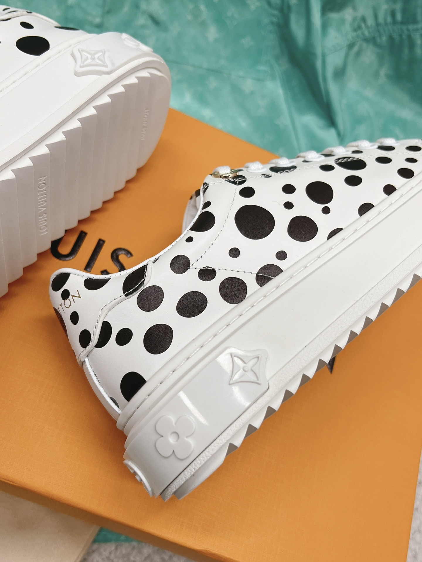 Louis Vuitton x Yayoi Kusama cooperation model classic white shoes 𝐓𝐢𝐦𝐞 𝐨𝐮𝐭 wave point sneakers