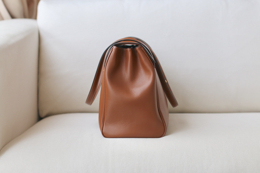 𝐂𝐞𝐥𝐢𝐧𝐞 soft 16 large soft bag in smooth calfskin