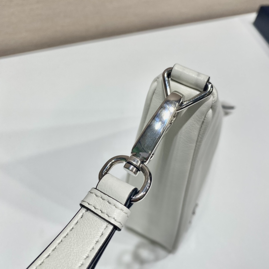 𝐏𝐑𝐀𝐃𝐀 Triangle Handbag 1NE039