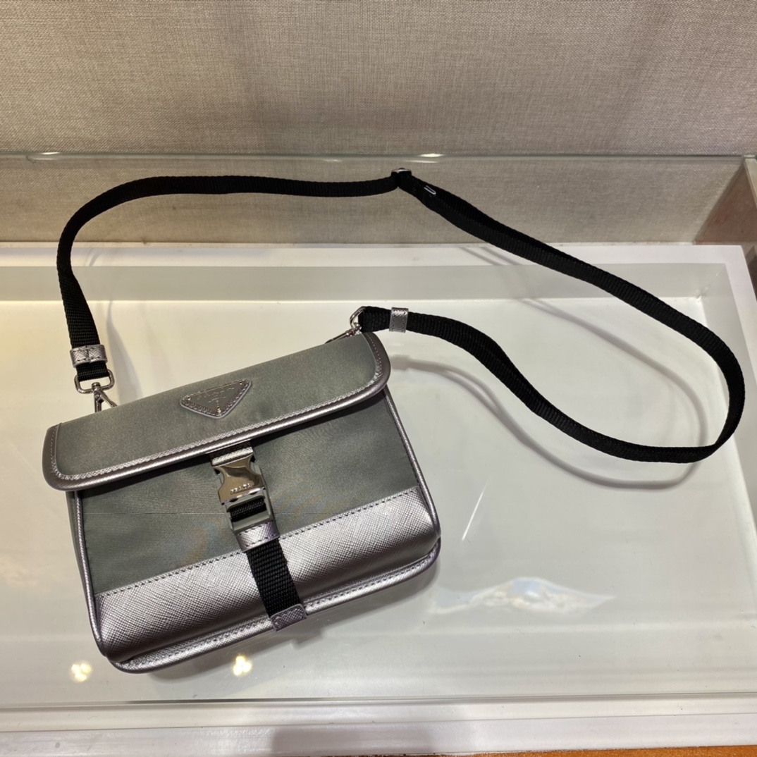 𝐏𝐑𝐀𝐃𝐀𝐀 Mini shape messenger bag