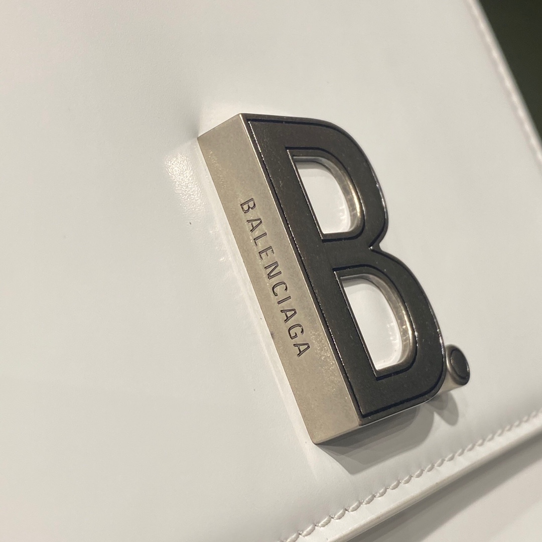 BALENCIAGA 𝘀𝗺𝗮𝗹𝗹 𝗯𝗮𝗴 Plain white silver buckle