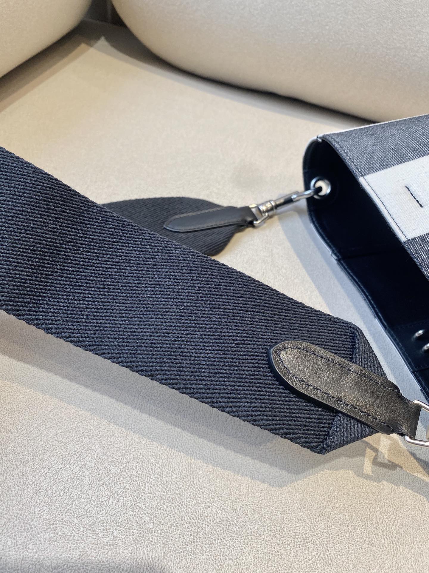 𝐂𝐞𝐥𝐢𝐧𝐞 SANGLE BUCKET Small wide striped fabric bucket bag