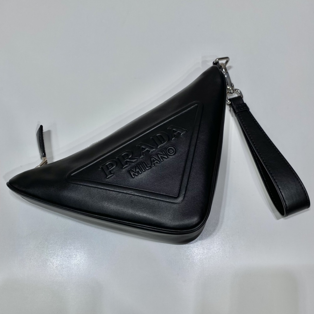 𝐏𝐑𝐀𝐃𝐀 Triangle Handbag 1NE039