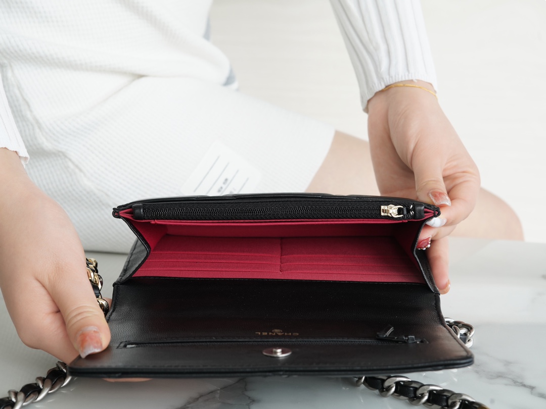 CHANEL 19Bag 𝑾𝒐𝒄 22C black with silver buckle