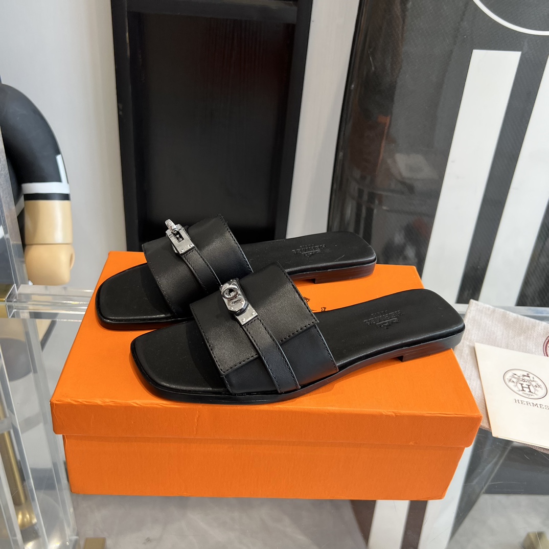 Hermes slippers 🏖️