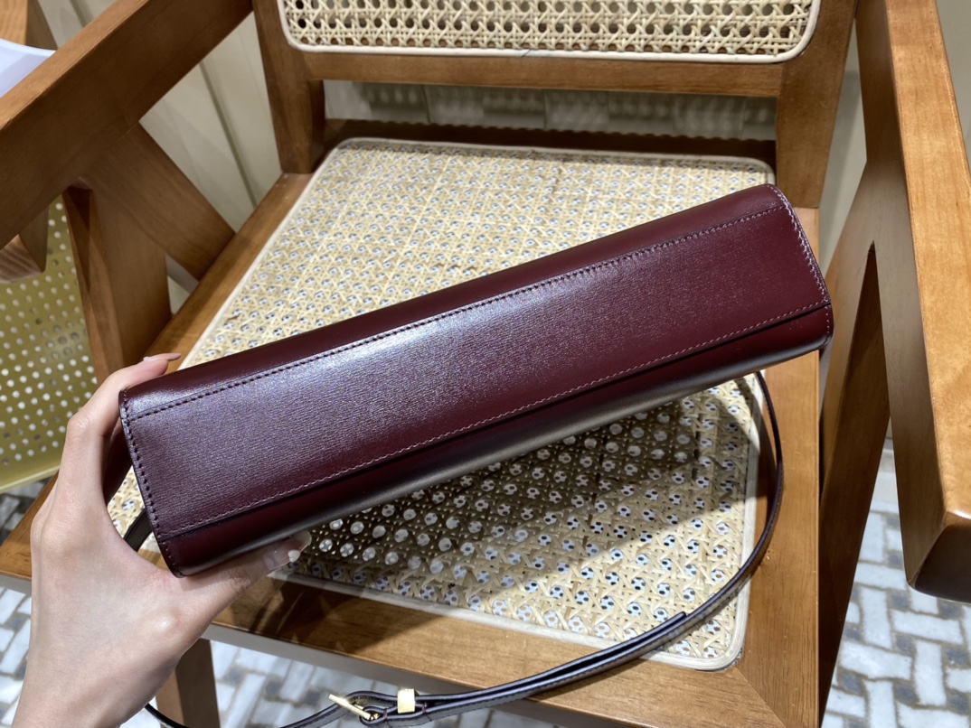 SAINT LAURENT 𝑴𝒂𝒏𝒉𝒂𝒕𝒕𝒂𝒏 〈Original leather version〉#579271