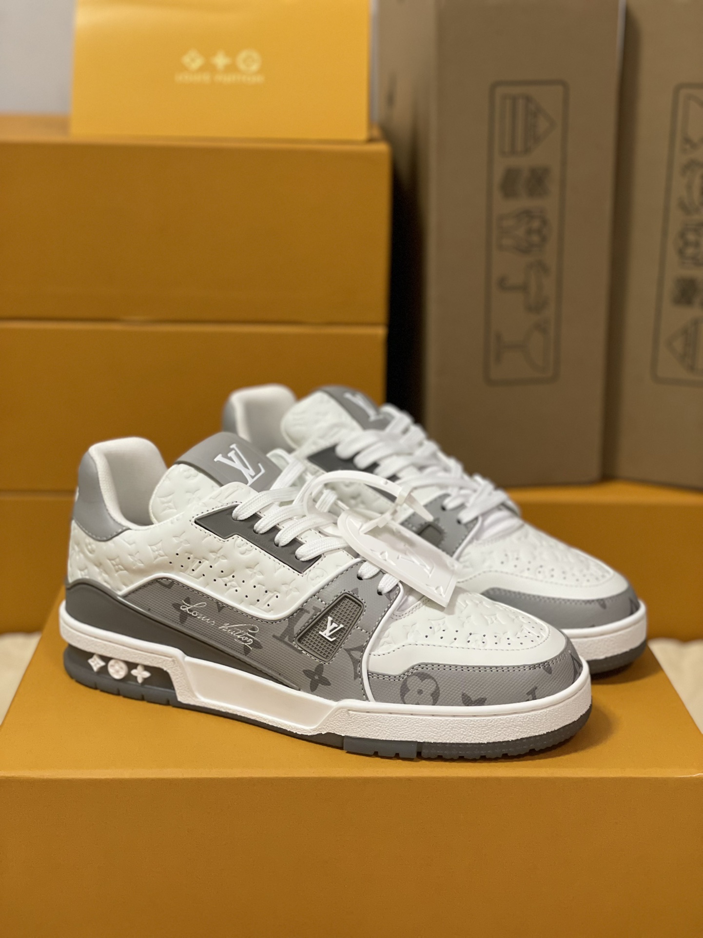 Louis Vuitton Trainer Sneakers Couple Model LD 0727