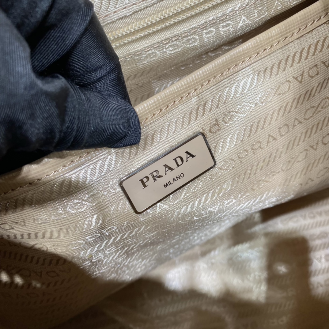 𝐏𝐑𝐀𝐃𝐀 New backpack 1BZ811