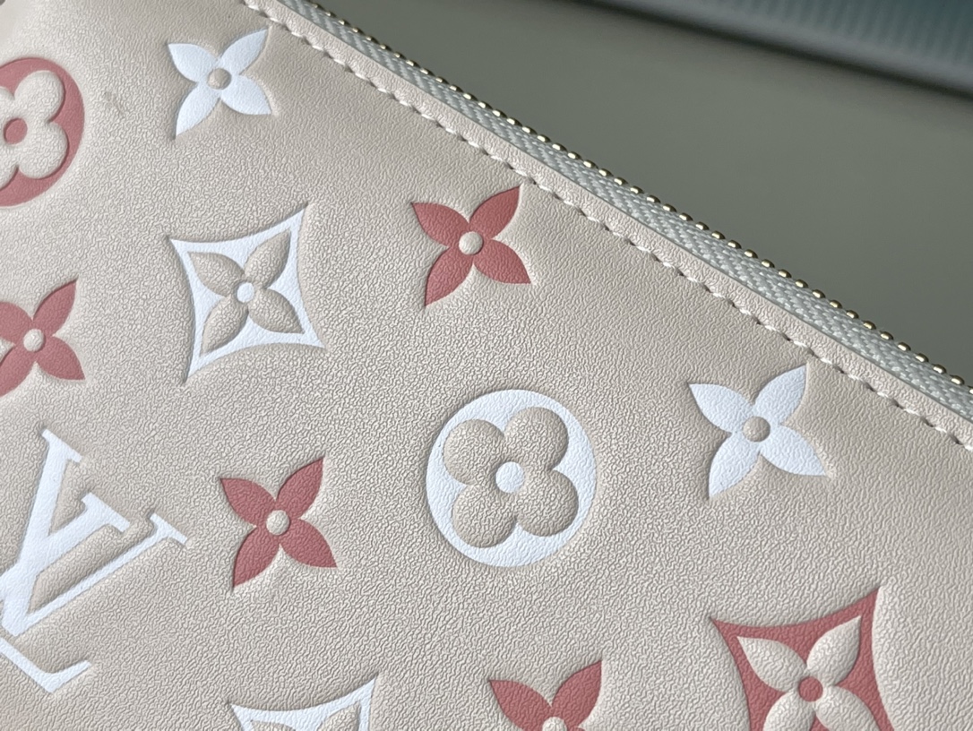 𝐋𝐎𝐔𝐈𝐒 𝐕𝐔𝐈𝐓𝐓𝐎𝐍    M82290