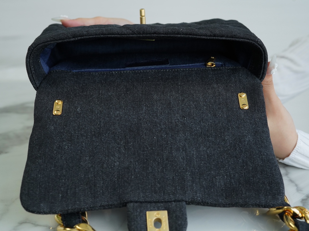 𝗖𝗛𝗔𝗘𝗡𝗟✦ 𝟮𝟮𝐒 Denim Underarm Bag
