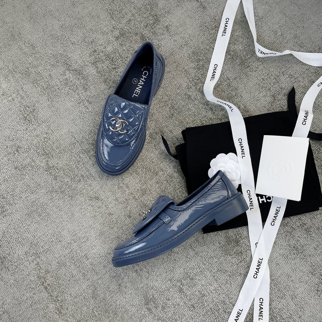 CHANEL a little retro with a flip-flop design through the dye leather sole