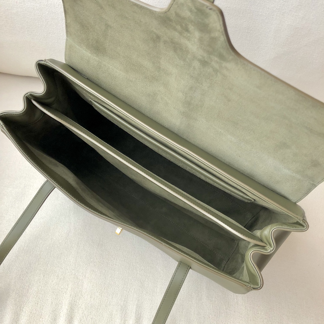 𝐂𝐞𝐥𝐢𝐧𝐞 soft 16 large soft bag in smooth calfskin