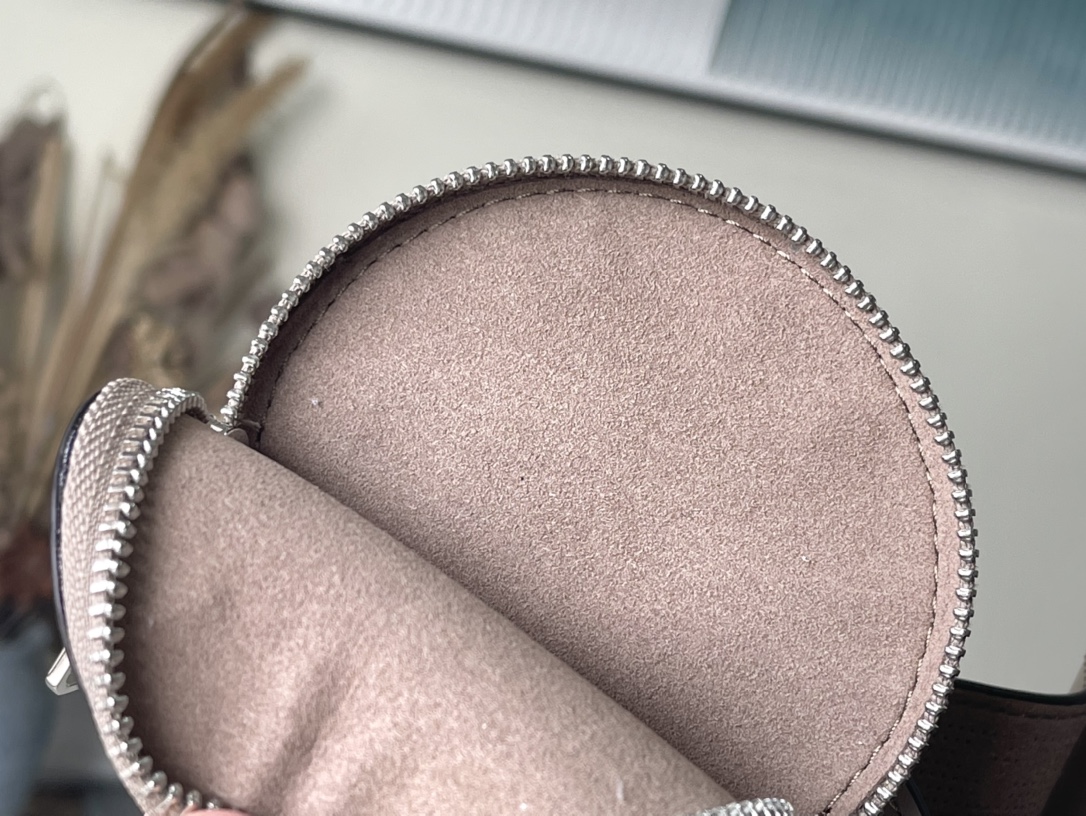 𝐋𝐎𝐔𝐈𝐒 𝐕𝐔𝐈𝐓𝐓𝐎𝐍    M21886