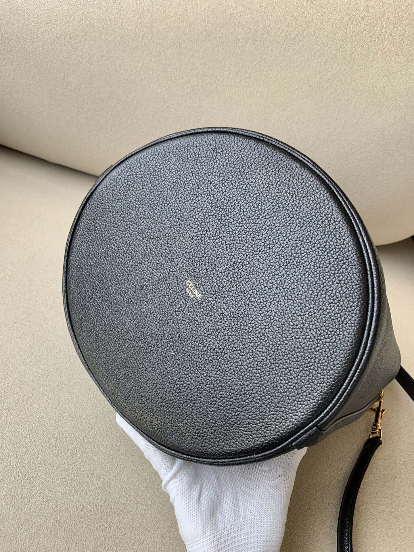 𝐂𝐞𝐥𝐢𝐧𝐞 BUCKET 16 bucket bag in smooth calfskin