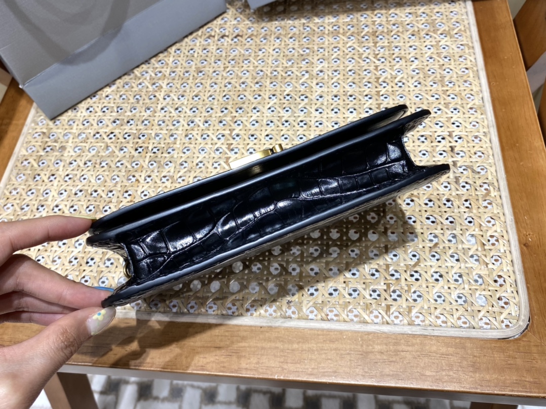 BALENCIAGA 𝘄𝗮𝗹𝗹𝗲𝘁 𝗼𝗻 𝗰𝗵𝗮𝗶𝗻 ▪️ crocodile print black gold buckle