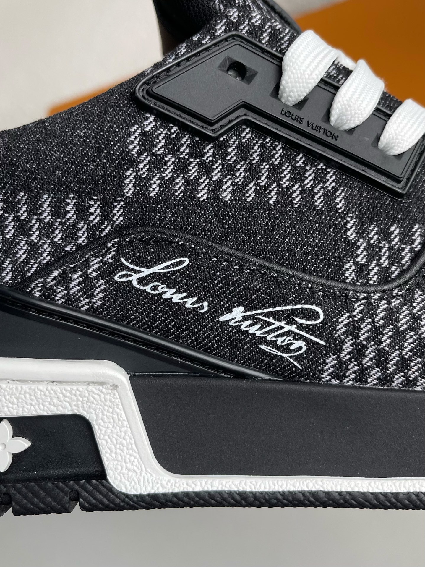 LOUIS VUITTON SNEAKERS