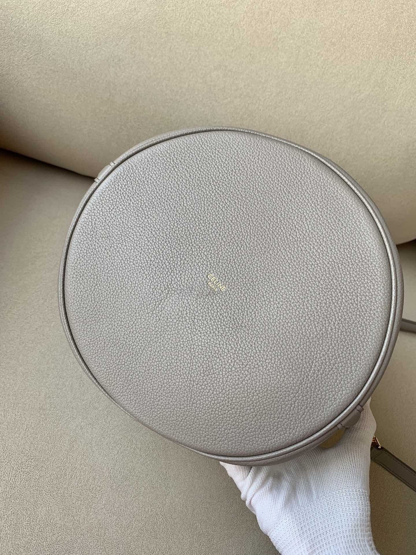 𝐂𝐞𝐥𝐢𝐧𝐞 BUCKET 16 bucket bag in smooth calfskin