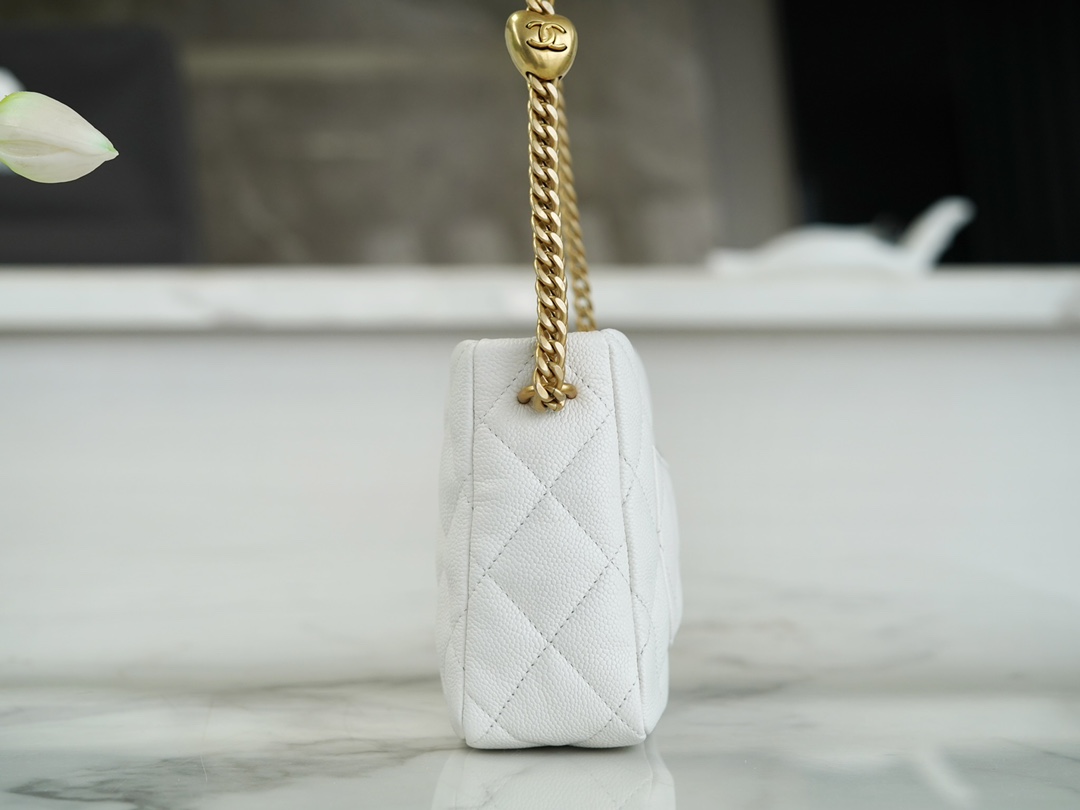 𝗖𝗛𝗔𝗡𝗘𝗟✦ 23P Spring Summer New Love Adjustable Buckle HoBo Bag White