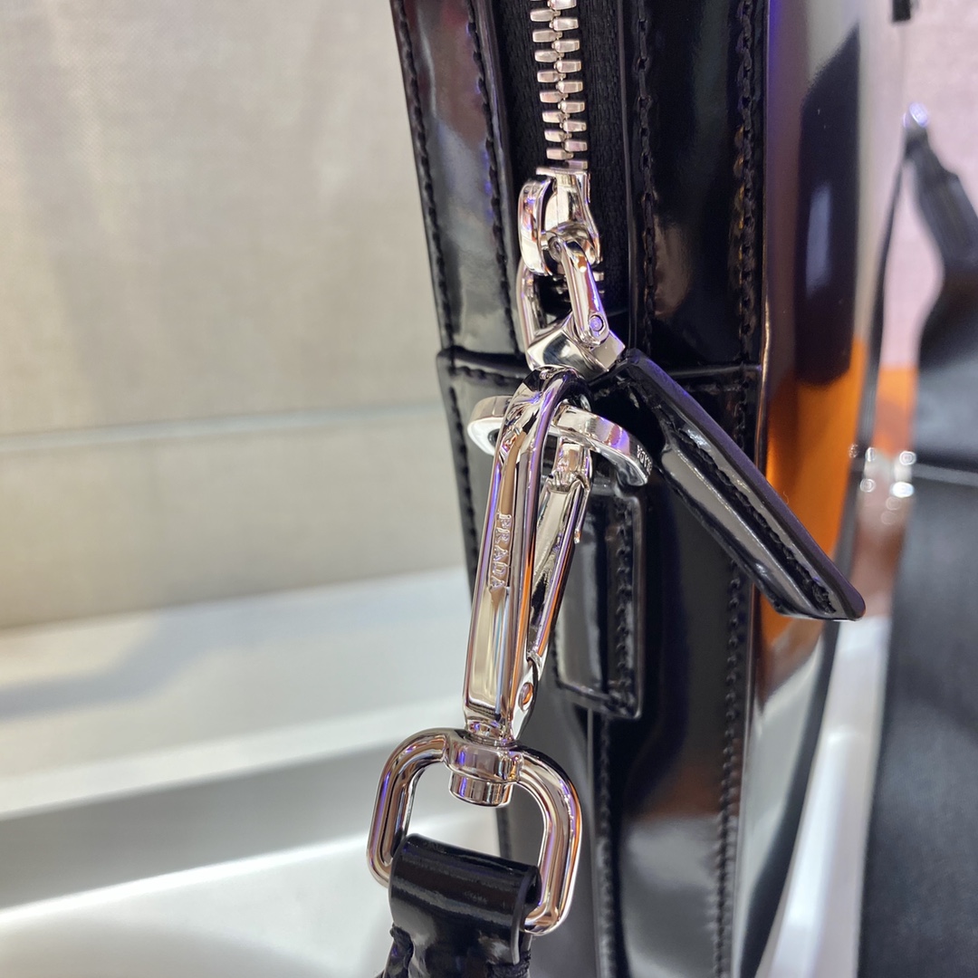 𝐏𝐑𝐀𝐃𝐀 Briefcase 2VE368