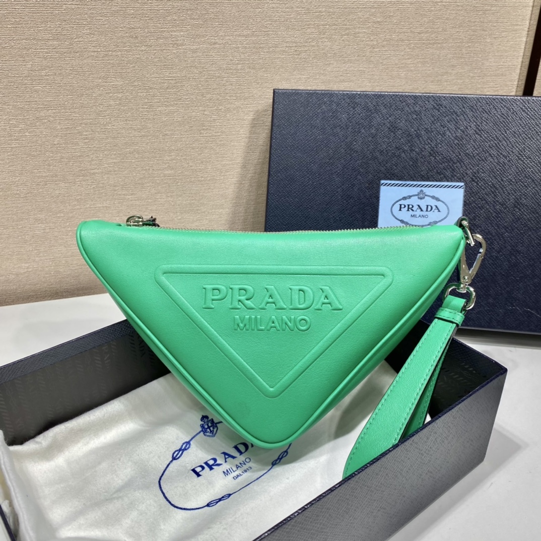 𝐏𝐑𝐀𝐃𝐀 Triangle Handbag 1NE039